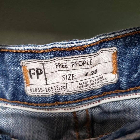 ⭐Host Pick⭐ Free People | Distressed Jean Shorts - Picture 2 of 3